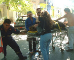 08/01/2008: Mujer sufre lesiones al caerse en la v�a p�blica.  La mujer siendo trasladada por personal de bomberos, con la ayuda de vecinos. 