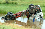 29/01/2008: VARIOS HERIDOS EN DISTINTOS ACCIDENTES OCURRIDOS DURANTE LA JORNADA DE AYER.  El conductor del cami�n Iveco result� ileso en el vuelco. 