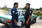 08/02/2008: Dos mujeres lesionadas en unchoque entre un auto y una moto.  Personal policial y de bomberos voluntarios trabajando en el lugar del hecho. 