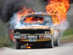 09/02/2008: Se incendi� un auto en la Colectora Yaqueme.  El fuego ya envuelve totalmente al auto Dodge. 