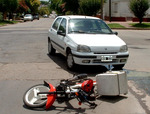12/02/2008: Un lesionado al chocar una moto y un auto.  Personal de bomberos traslad� al conductor lesionado con politraumatismos. 
