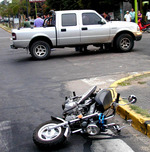 19/02/2008: Dos heridos al chocar una camioneta y una moto.  La camioneta que protagoniz� el accidente con la moto. 