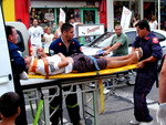 19/02/2008: Dos heridos al chocar una camioneta y una moto.  Personal de bomberos trasladando a uno de los lesionados. 