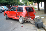 22/02/2008: Espectacular choque entre dos autos.  El conductor del Fiat Uno sufri� golpes varios. 