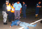 04/04/2008: Un muerto y un herido grave al chocar un auto a una moto.  El cuerpo de la victima qued� a mas de 40 metros de donde se produjo el impacto. 
